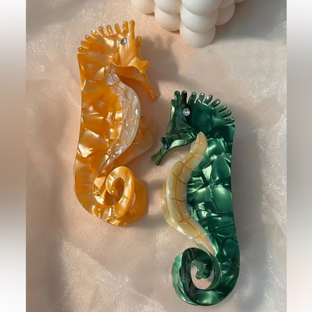REVOLVE ❤️‍🔥 NEW ACRYLIC SEAHORSE HAIR CLIPS IN TEAL AND TAN NWT - Picture 2 of 7